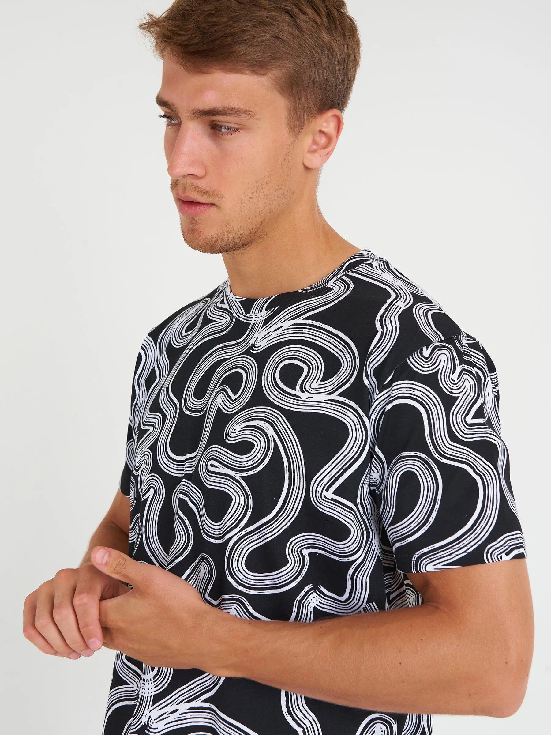 Men Curve Print T-shirt